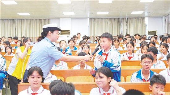 互動(dòng)環(huán)節(jié)，同學(xué)們積極回答問(wèn)題。