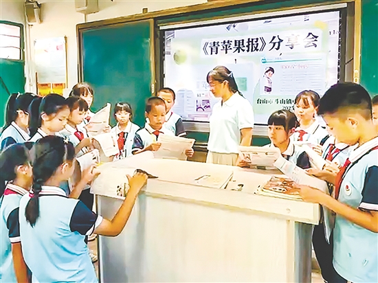 老師與同學(xué)們一起賞析《青蘋(píng)果》上刊登的優(yōu)秀作文。