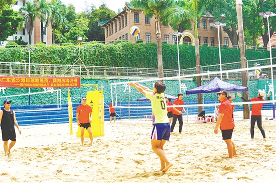 培訓(xùn)讓年輕教練認(rèn)識(shí)沙排的基本發(fā)展規(guī)律以及訓(xùn)練中需注意的技術(shù)要點(diǎn)。