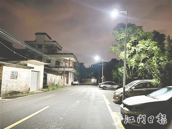 如今的河山村進(jìn)村路兩旁路燈明亮，村民夜間出行更安心。