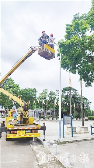 施工人員對(duì)道路兩旁路燈進(jìn)行維修、更換。