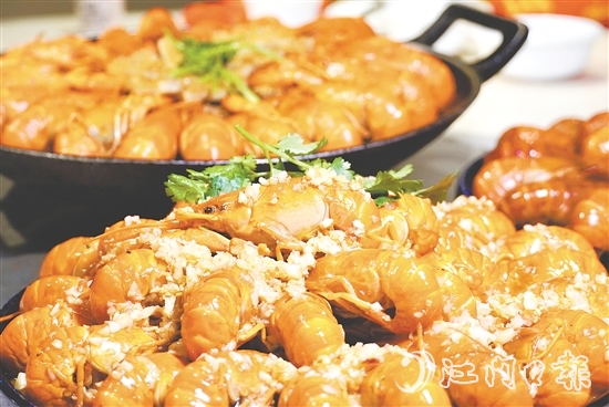 藍(lán)龍蝦肉質(zhì)豐腴鮮甜，烹飪方式多種多樣。