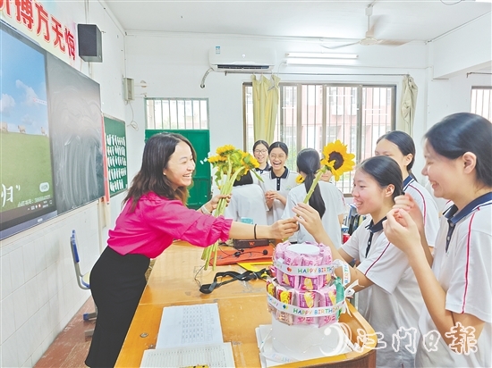 教師為同學(xué)們準(zhǔn)備了寓意“一舉奪魁”的向日葵。