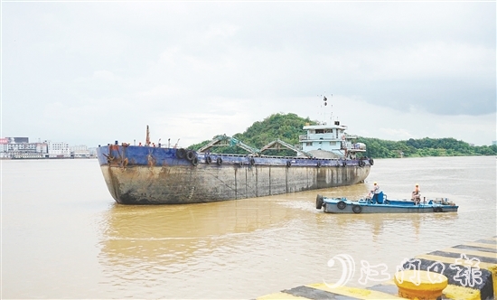 本次演練模擬船只水上遇險，救援隊開展救援工作。