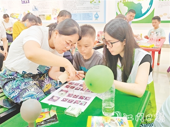 在志愿者講師的引導(dǎo)下，市民群眾通過小實驗了解綠色低碳相關(guān)知識。