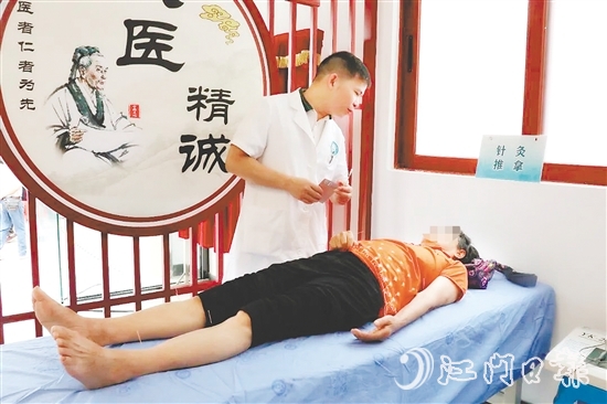市民在鶴山市中醫(yī)院桂林社區(qū)中醫(yī)館接受治療。鶴山市中醫(yī)院桂林社區(qū)中醫(yī)館