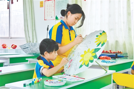 桃源鎮(zhèn)桃源小學(xué)推進(jìn)“勞動(dòng)+美術(shù)”跨學(xué)科融合，開設(shè)繪傘特色勞動(dòng)課程，讓學(xué)生在實(shí)踐中了解美、認(rèn)識(shí)美和創(chuàng)造美。