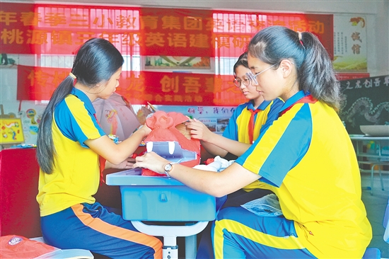 桃源鎮(zhèn)桃源小學(xué)學(xué)生利用黏土、紙板等多種材料，動(dòng)手制作各類非遺“龍”主題手工藝品。