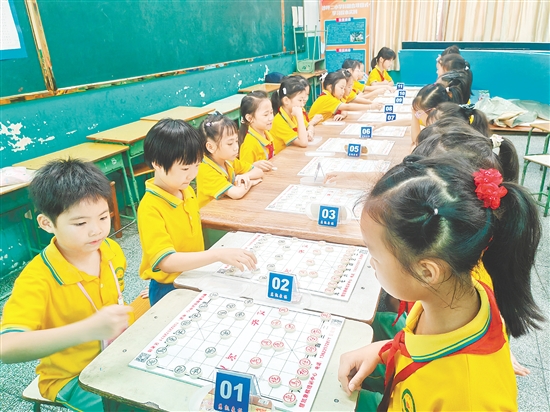 小棋手們神情專注，在棋盤上排兵布陣。