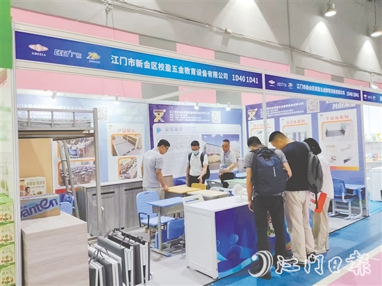 校盈五金研發(fā)的可升降課桌椅受到市場歡迎。