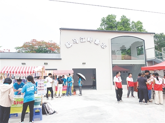 恩平歇馬學(xué)院聯(lián)合五邑大學(xué)團(tuán)隊(duì)，將閑置樓房改造成歇馬江畔集市。