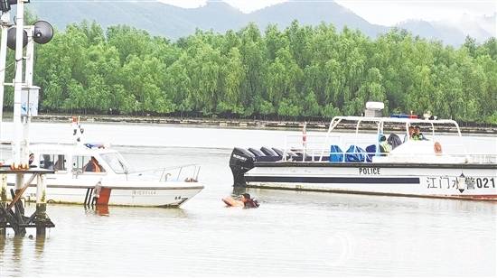 演練中，恩平就近組織力量開展救援行動。