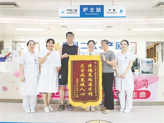 患者及家屬為醫(yī)護(hù)人員送上錦旗。