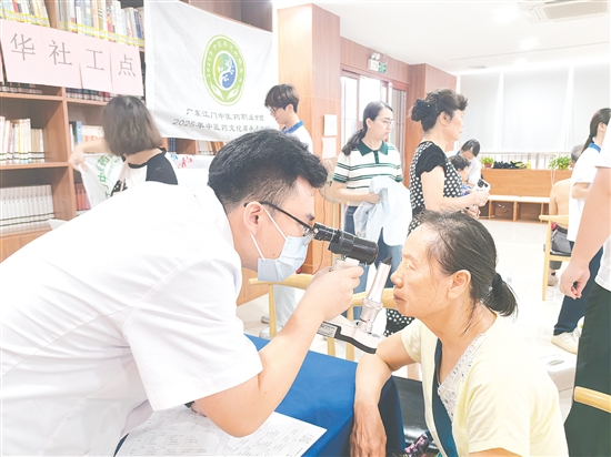 醫(yī)護人員為社區(qū)居民進行視力檢查。