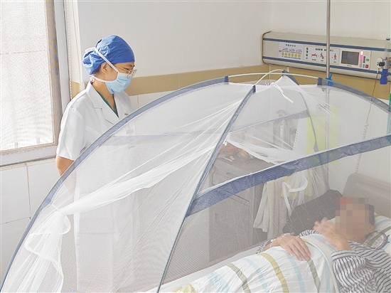 醫(yī)生詢問登革熱患者身體情況。