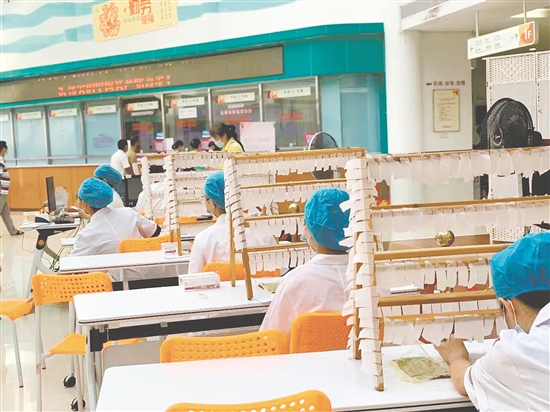 三伏貼受到市民青睞。