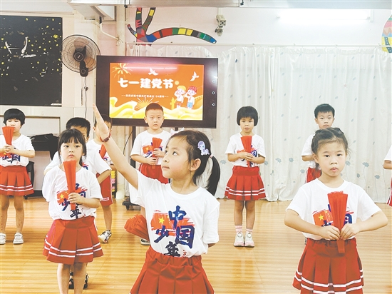 恩平市江洲幼兒園的孩子們唱出對(duì)祖國(guó)的深情祝福。