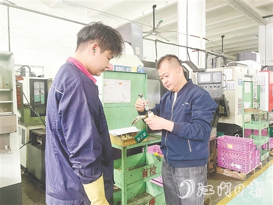 華藝衛(wèi)浴通過建立勞模創(chuàng)新工作室，將勞模精神轉(zhuǎn)化為具體的人才培養(yǎng)機制。