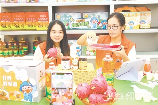 仲愷農(nóng)業(yè)工程學(xué)院學(xué)生在直播間推介龍勝特色農(nóng)產(chǎn)品。
