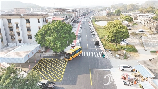 金雞鎮(zhèn)開(kāi)展銀龍路升級(jí)改造工程，基礎(chǔ)設(shè)施不斷提檔升級(jí)。