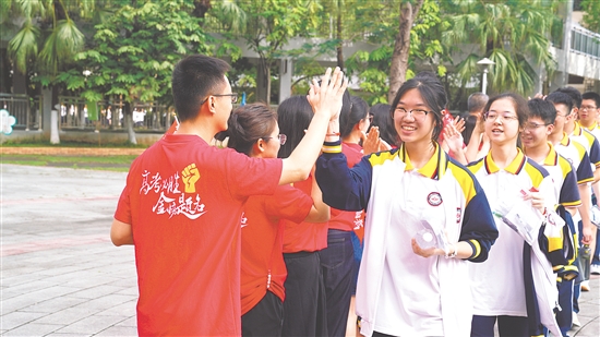 考生們意氣風(fēng)發(fā)地前往考場(chǎng)。