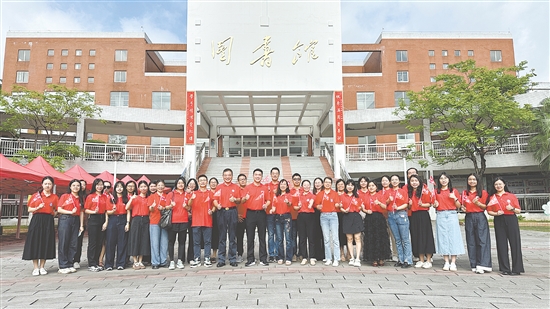 江門(mén)一中的高三教師團(tuán)隊(duì)十分團(tuán)結(jié)。