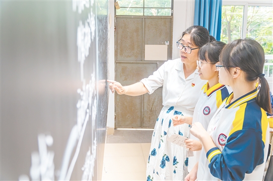 一下課，同學(xué)們就向老師請(qǐng)教。