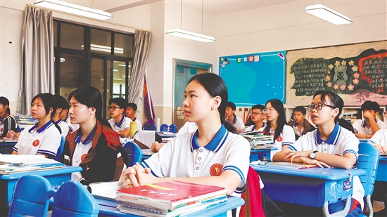 學(xué)生在課堂上認(rèn)真聽課。