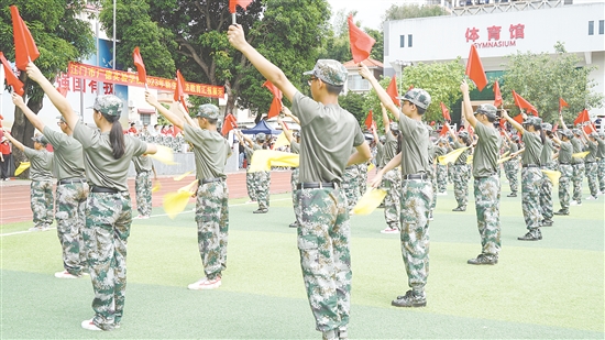 國防班學(xué)生進(jìn)行訓(xùn)練。