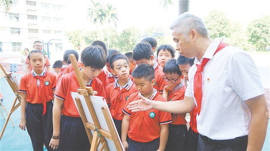 師生們閱讀“邑地烽火——紀(jì)念抗戰(zhàn)勝利70周年特別報(bào)道”系列文章。