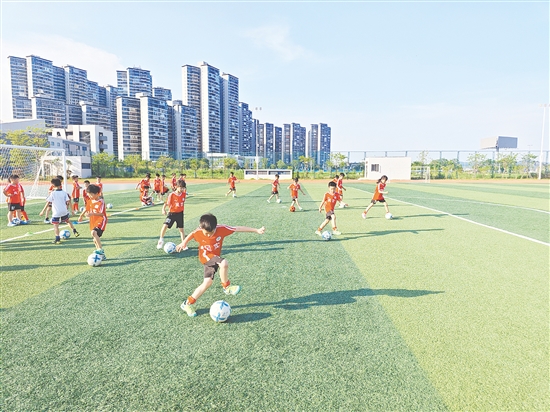 足球小將在綠茵場(chǎng)上奮力奔跑。