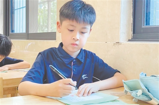 學(xué)生參加規(guī)范漢字書寫活動。