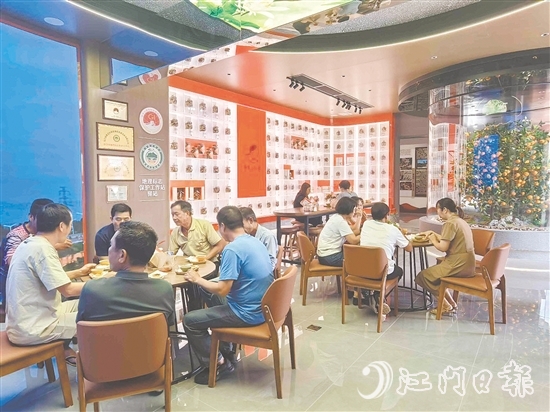 體驗館設置了休憩和茶點品鑒的區(qū)域，還專門布置了茶坑歷史文化主題展覽。