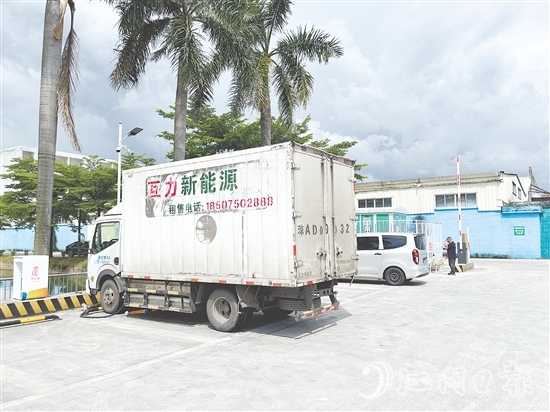 充電站位置優(yōu)越，吸引了很多過路車輛進(jìn)場充電。