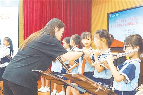 星海音樂學(xué)院師生團(tuán)隊(duì)為臺山學(xué)子進(jìn)行專業(yè)藝術(shù)指導(dǎo)。