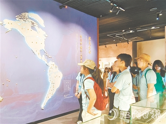 營員們參觀臺山市華僑文化博物館，了解僑鄉(xiāng)歷史文化。