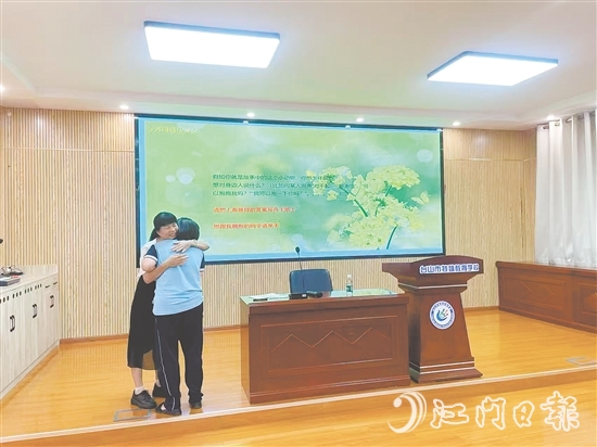 在手語朗讀環(huán)節(jié)，黃曉聰引導學生重構對過往經歷的認知，許多學生主動用“我想抱抱你”表達情感。