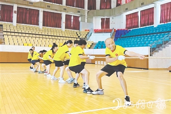 職工在賽場上感受團(tuán)隊協(xié)作帶來的樂趣。