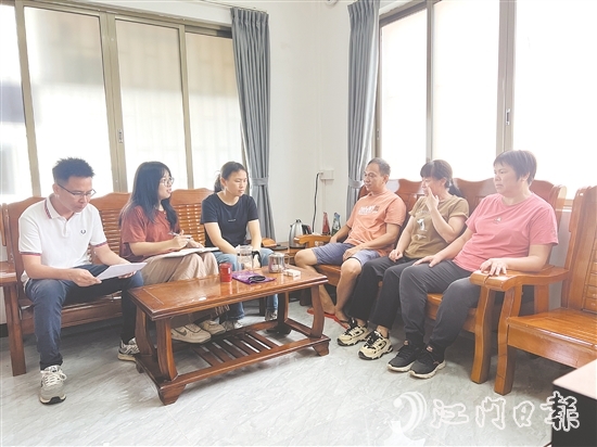 林婉君（左二）和同事們定期深入各村（社區(qū)），與村干部圍坐交流。