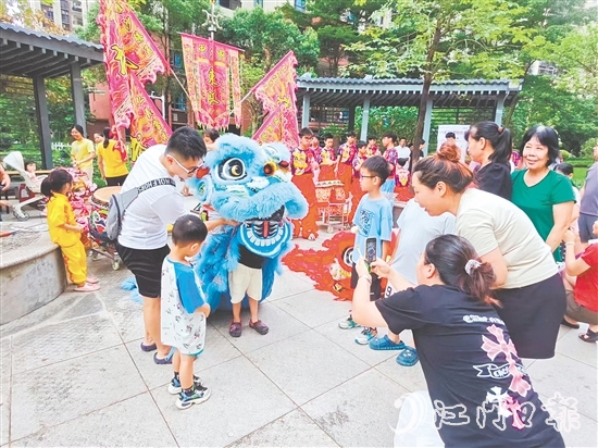 非遺在社區(qū)土壤中煥發(fā)新彩，悄然增強(qiáng)市民對(duì)文化根脈的認(rèn)同感與熱愛(ài)之情。