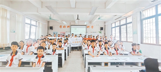 突擊隊(duì)走進(jìn)雙水鎮(zhèn)東凌小學(xué)，開展中藥材知識(shí)科普活動(dòng)。