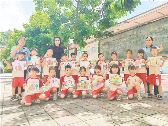 小朋友們用畫筆描繪出對小學生活的期待。