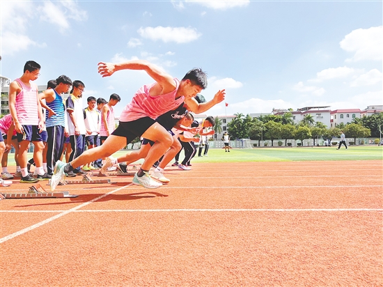 體育班學生在進行專業(yè)訓練。