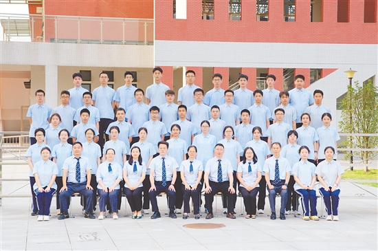 “王炸班級”高三（3）班合影。