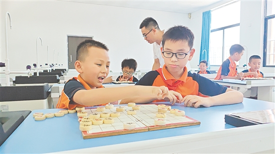 在社團(tuán)活動(dòng)中，教師給予學(xué)生更多練習(xí)時(shí)間，鼓勵(lì)學(xué)生在對局中嘗試舉一反三。