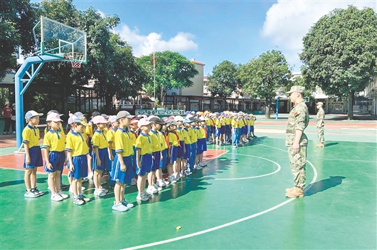 各班學(xué)生齊心協(xié)力、步伐堅定、口號響亮，以滿腔熱情展示訓(xùn)練成果。
