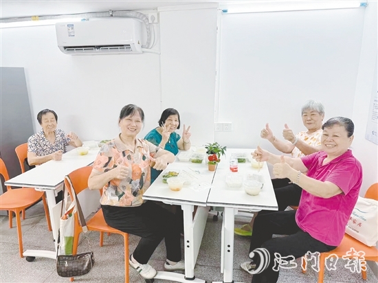 老人在南興社區(qū)嵌入式公共服務(wù)點(diǎn)的長(zhǎng)者食堂用餐。