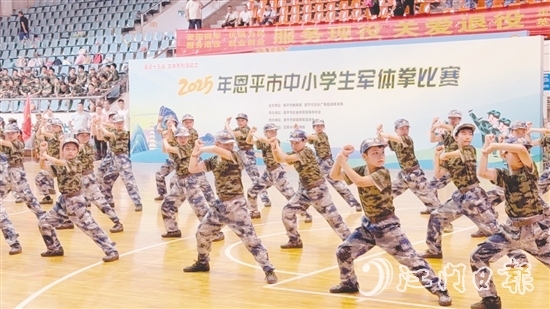 各參賽隊伍身著統(tǒng)一服裝，列隊整齊，口號響亮，一招一式剛勁有力。