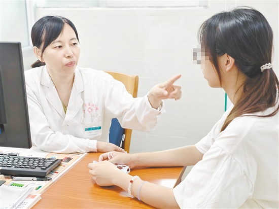 學(xué)生群體在暑假走進(jìn)“變美”診室。醫(yī)生提醒，做有必要的美容手術(shù)，沒有必要的美容手術(shù)一定不要做。