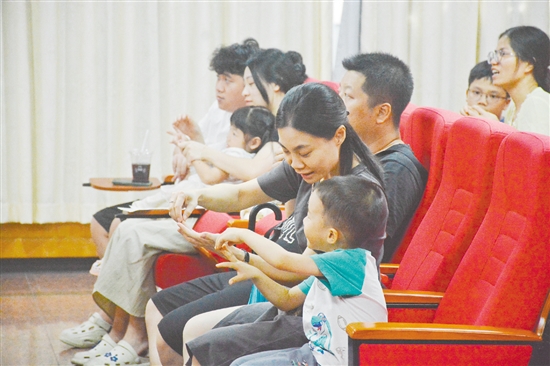 家長在聽講座時(shí)，根據(jù)醫(yī)生的講解在練習(xí)推拿。
